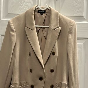 Express Balzer in Beige. size Medium. Fits true to size